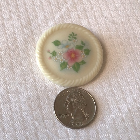 VTG Avon Pin- porcelain, quaint collectible - Picture 2 of 5